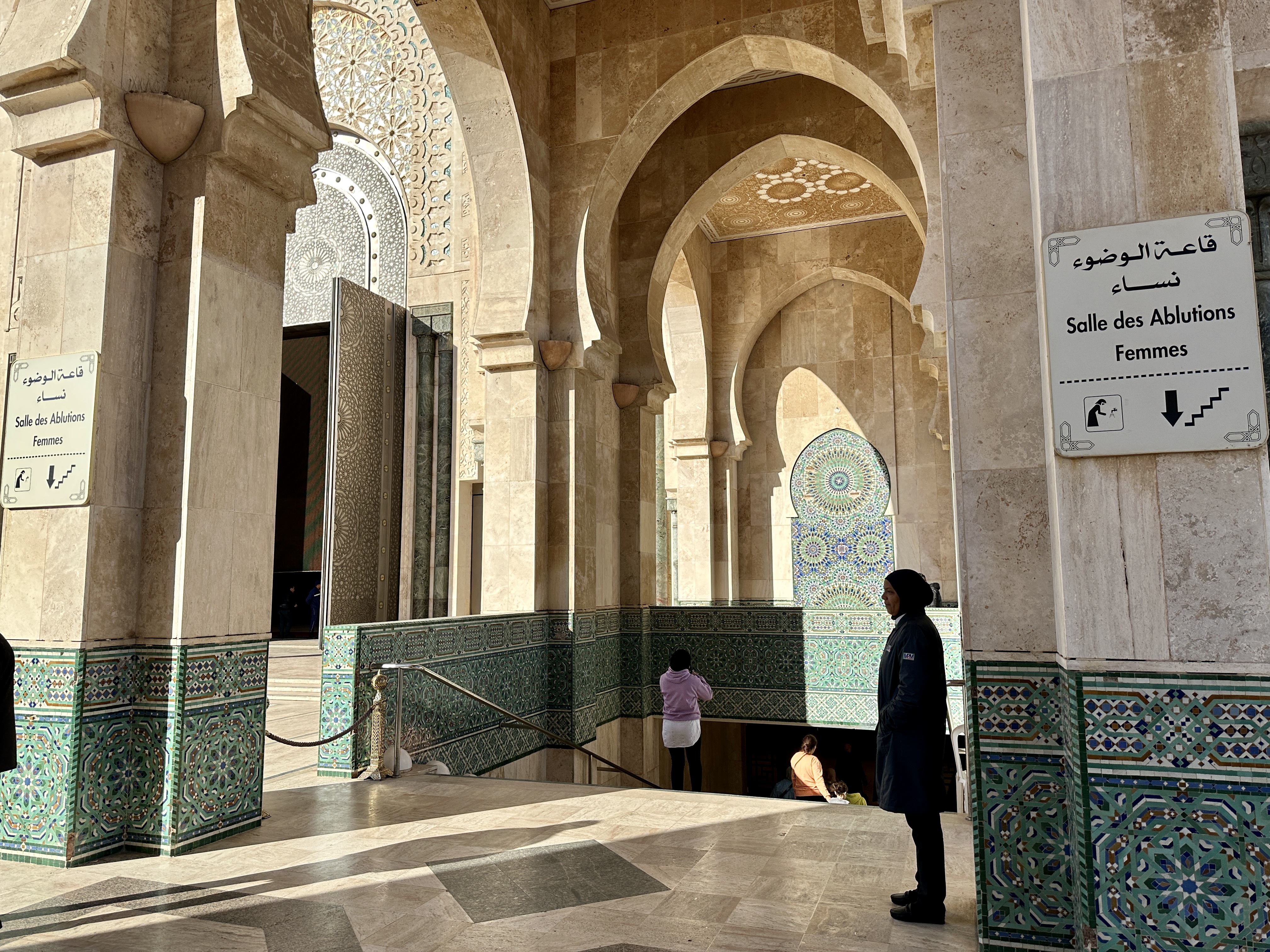 하산 2세 모스크 예배당 가는길