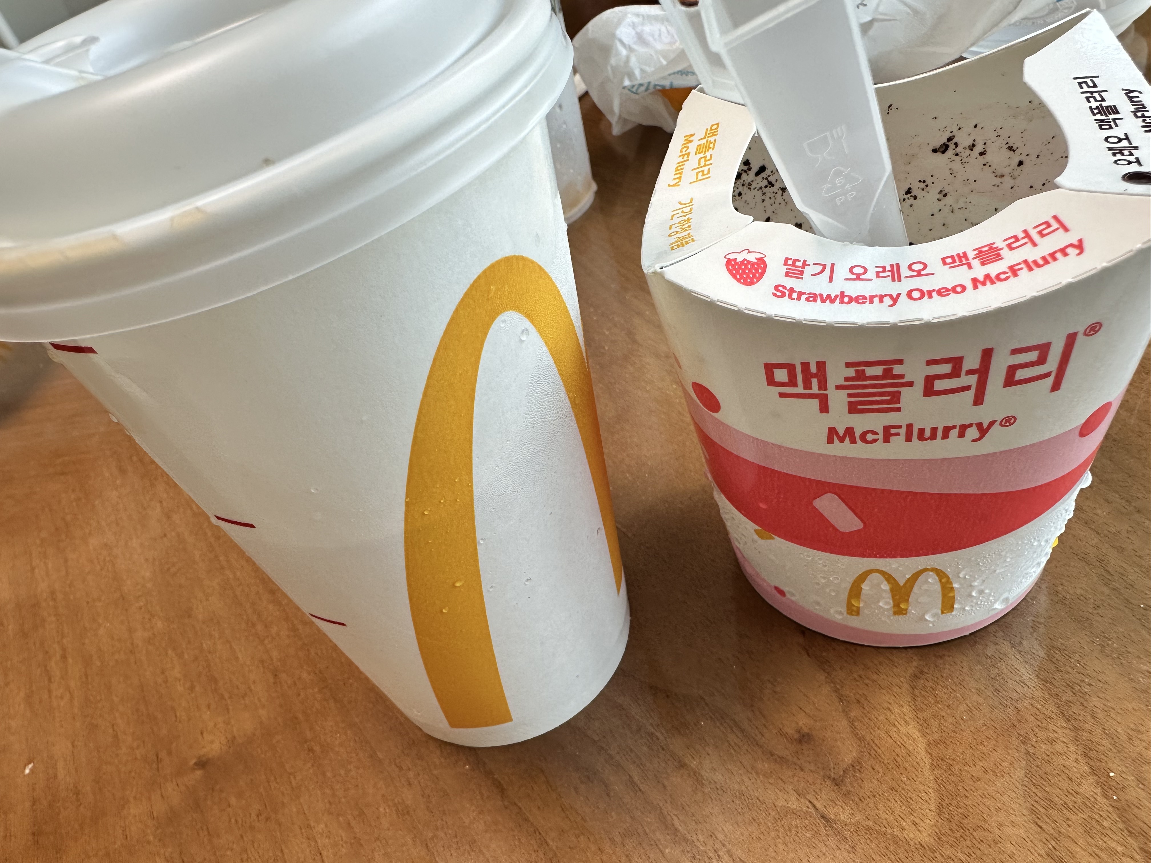 빨대가 꽂힌 음료컵사진