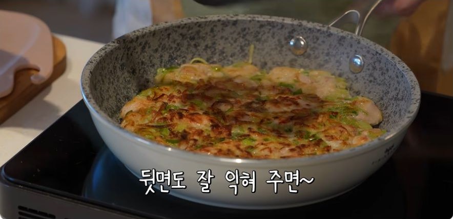 Golden chicken and scallion jeon cooking in Sung Si-kyung’s frying pan