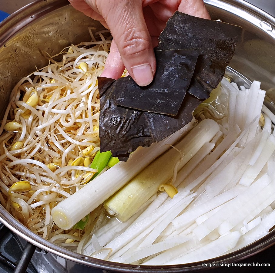 명절 나물국에 다시마 네 쪽을 넣는 사진