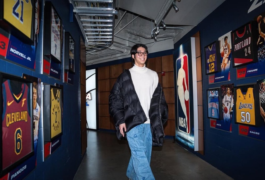 검정색점퍼를입은-안경쓴남성의모습