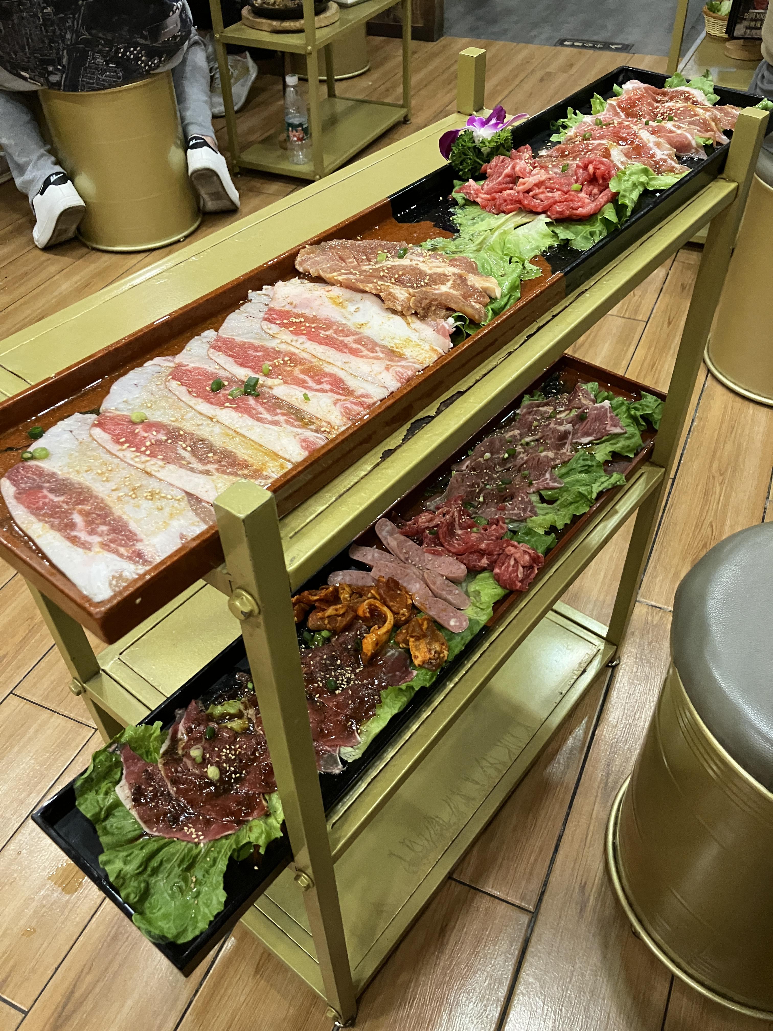  2단으로 쌓인 모듬구이들