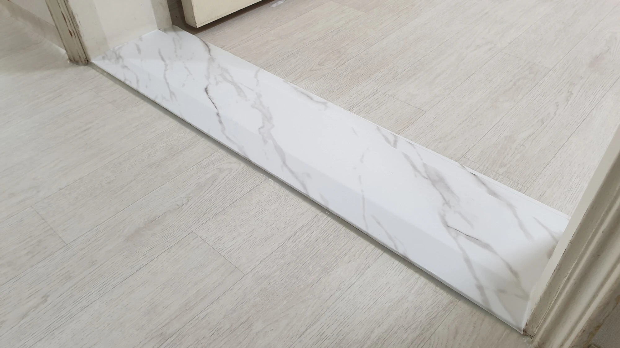 방문 문턱 문지방 시트지 리폼 완료 모습