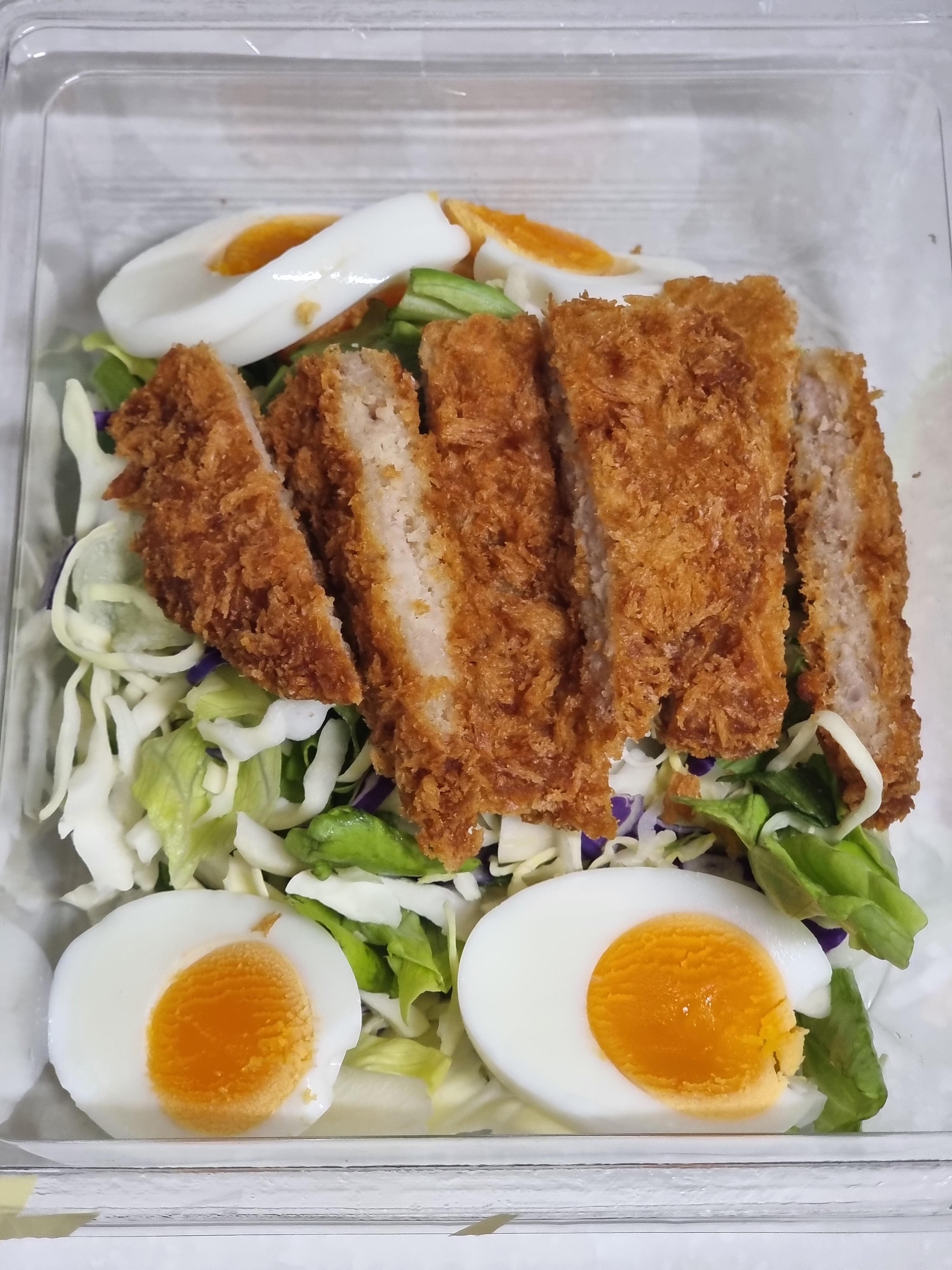 돈까스 샐러드에 활용한 반숙란