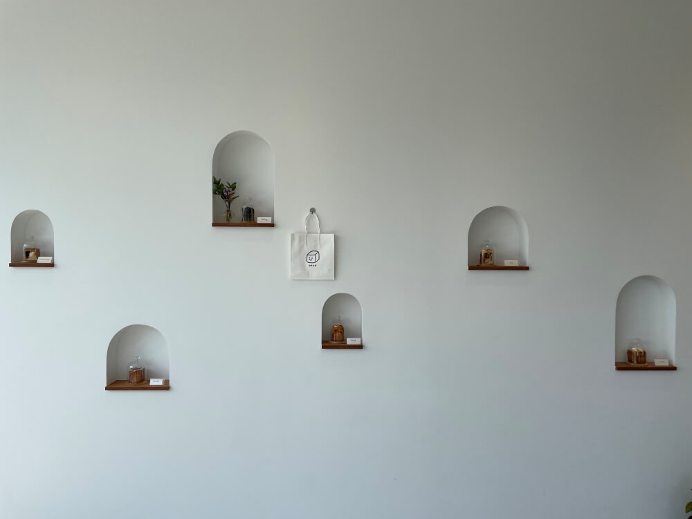 제주-마블큐브식빵-오누큐브-매장-내부-벽면