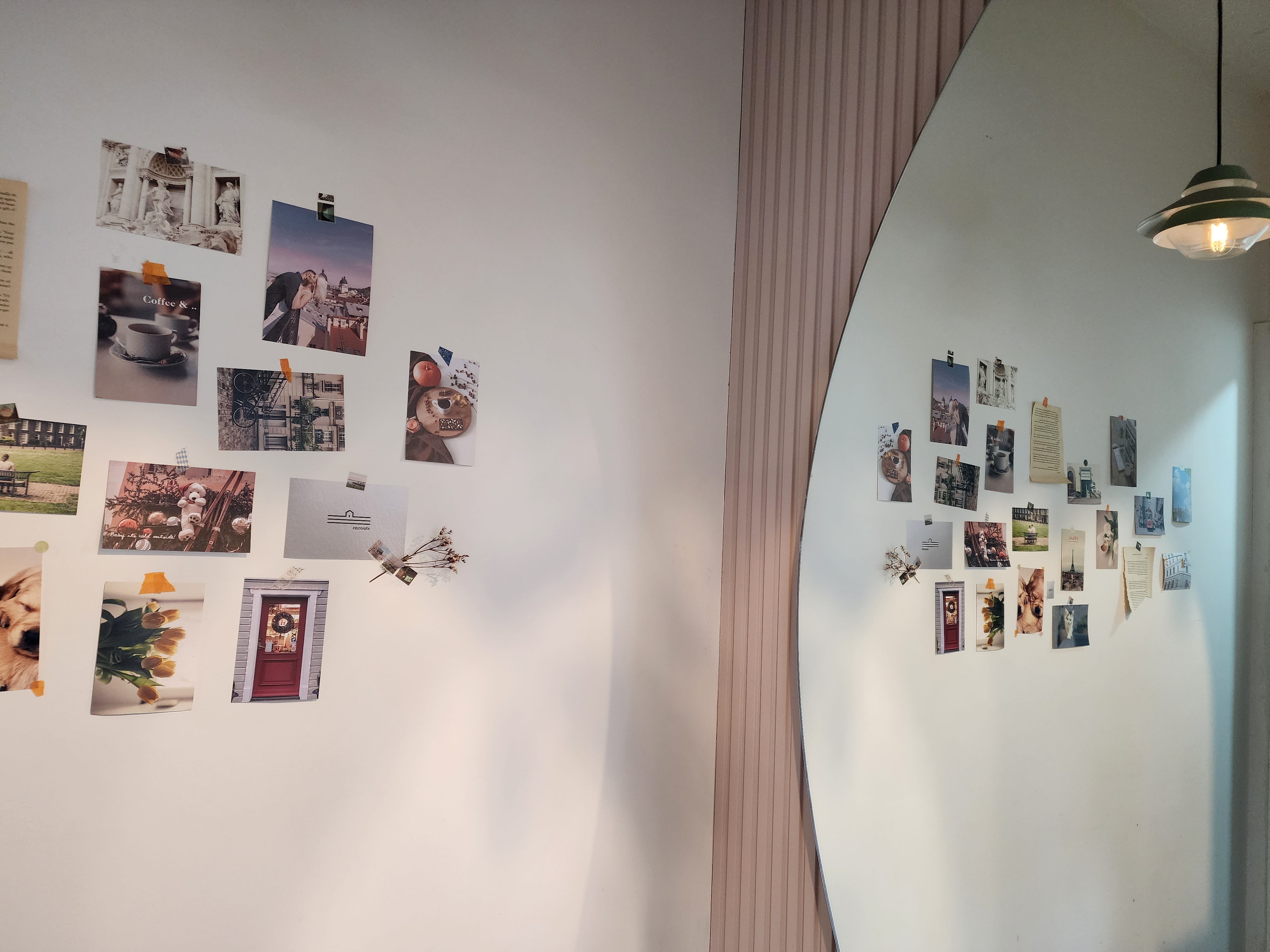 카페 인루트 1층 화장실로 가는 거울 포토존