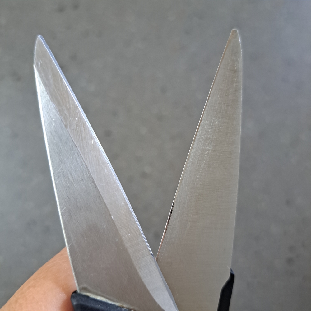 날이 무뎌진 주방가위