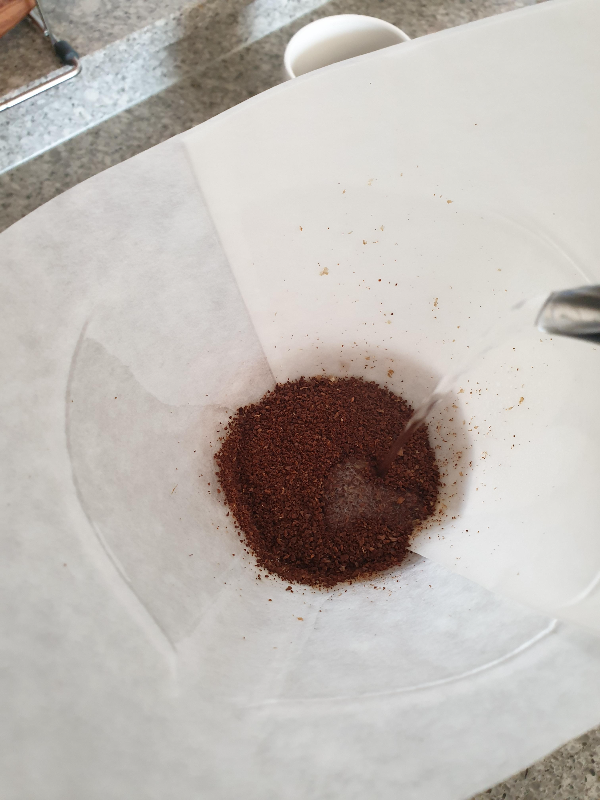 서클 푸어로 커피 가루가 골고루 적셔지도록 한다.