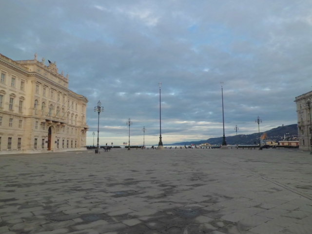 이탈리아 트리에스테 광장 앞 아드리아 해