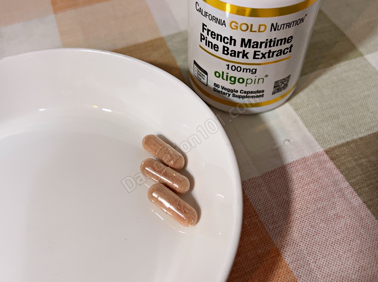 캘리포니아 골드 뉴트리션에서 만든 프랑스 해송 추출물, 올리고핀® 100mg, 60 베지 캡슐 (CALIFORNIA GOLD NUTRITION French Maritime Pine Bark Extract, oligopin® 100mg, 60 Veg Caps) 캡슐 3개를 접시에 올려 놓은 사진