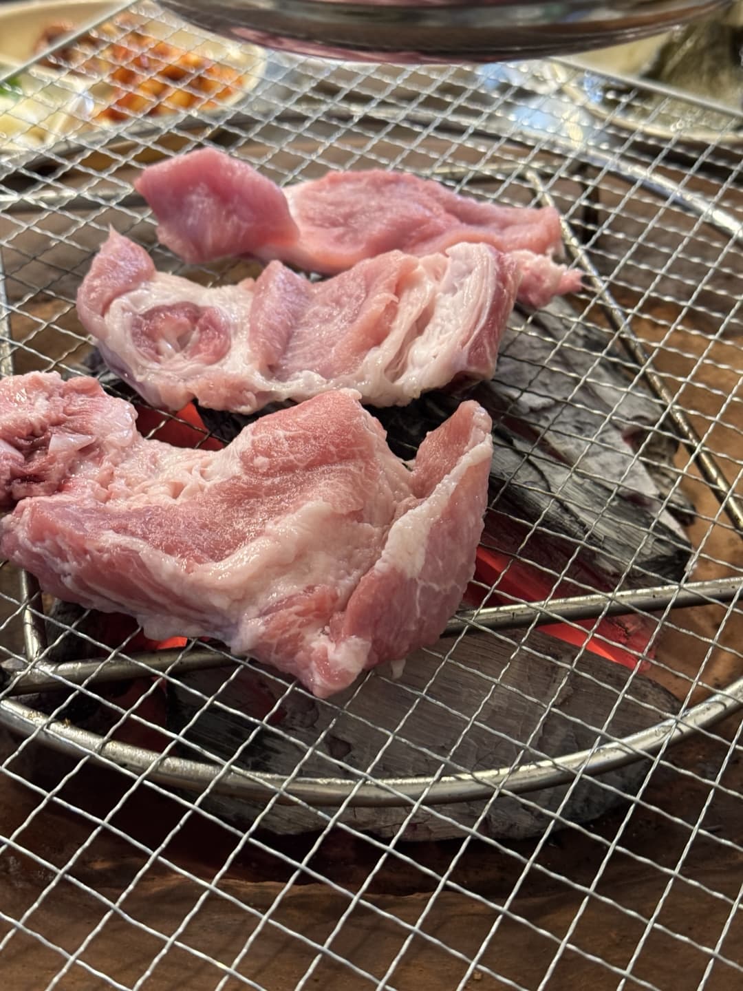 퇴근길 – 황토화덕과 백탄의 화려한 불맛, 현지인이 인정한 진짜 고깃집