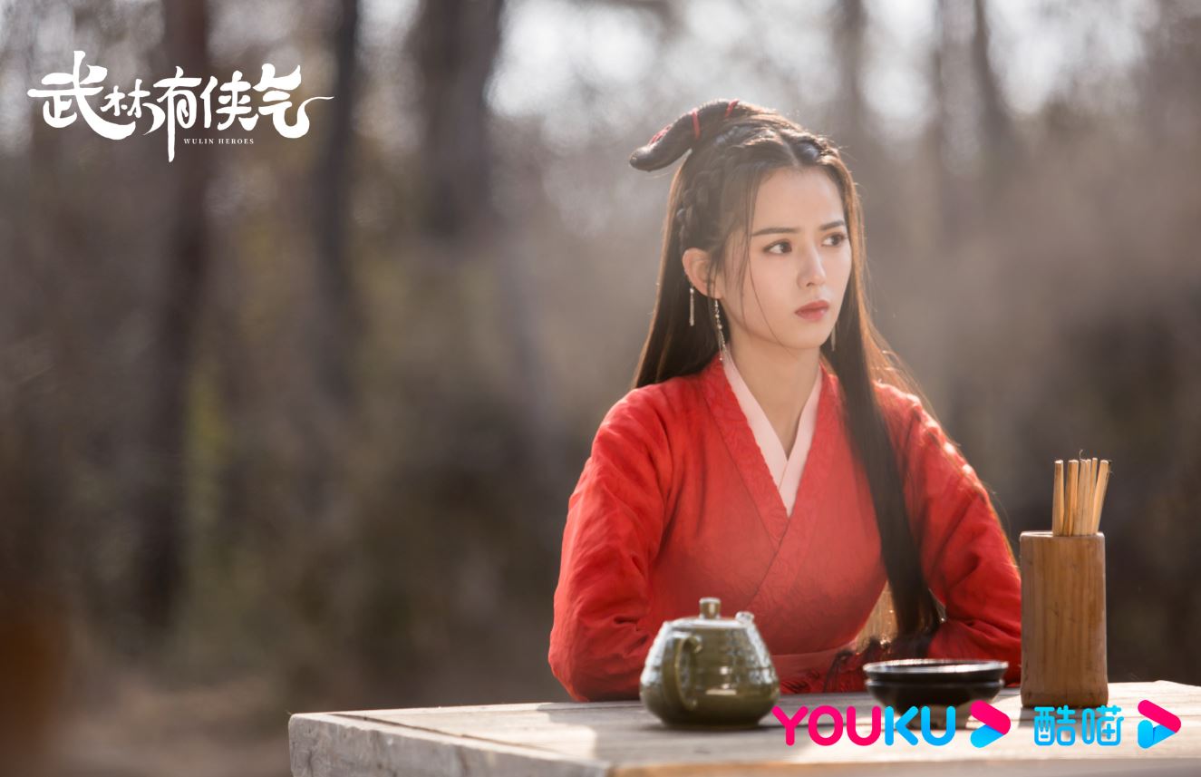 붉은옷을-입고-주막에-앉아있는-엽혜