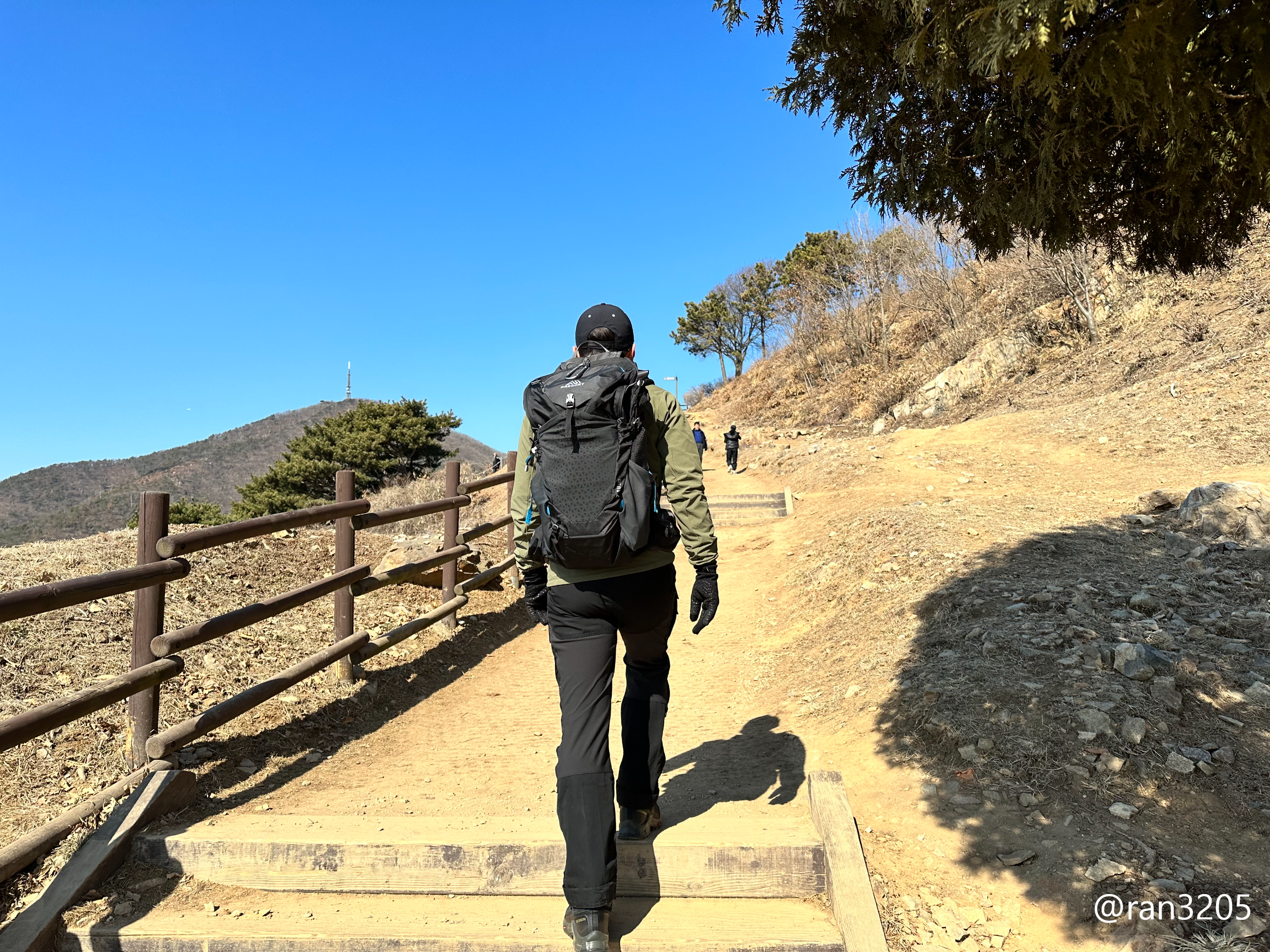 등산하는 남편 뒷모습