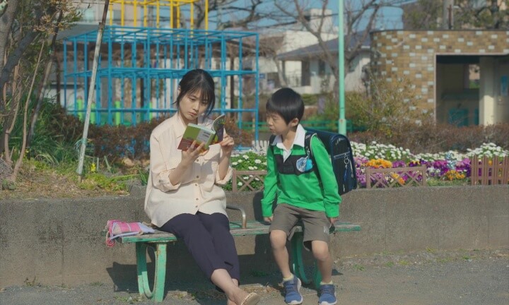 치히로상이-책을-보고있고-마코토가-그-모습을-보고있다