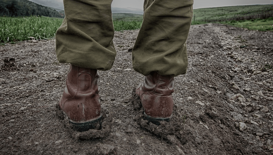 티눈 없애는 방법으로 도움이 되지 않는 군화