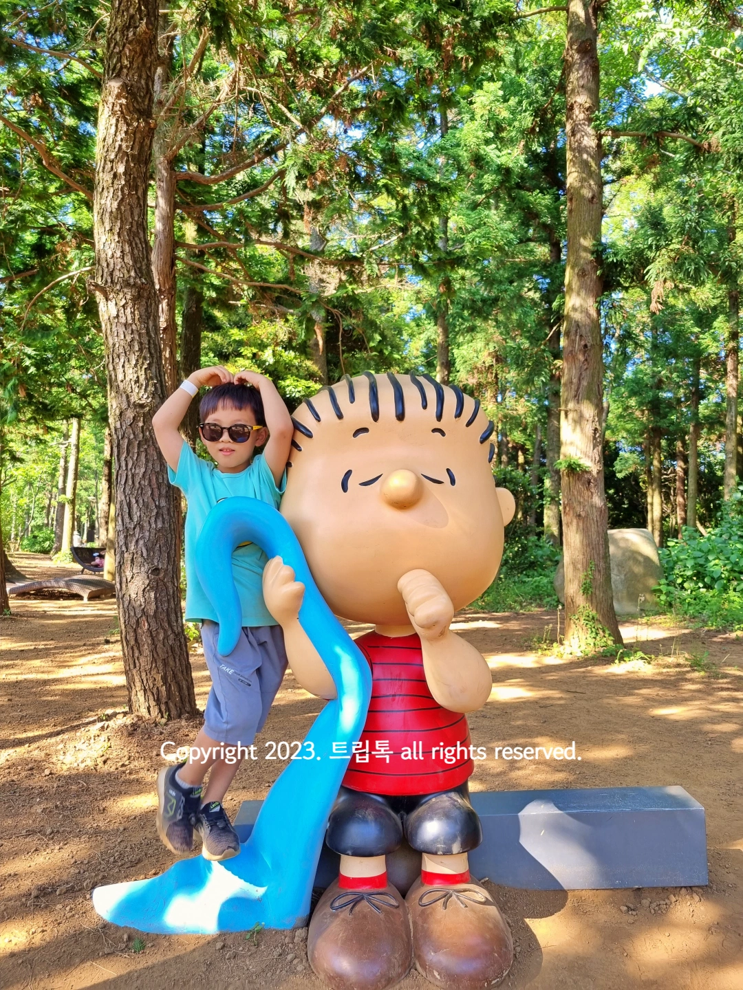 담요를 들고 손가락을 빠는 아이