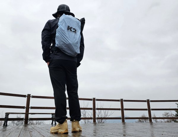 날씨가 흐린 산 정상에 올라있는 사람