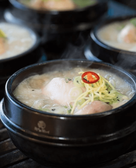 보양삼계탕에서 파는 삼계탕 음식 사진