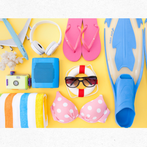 모래사장에서 선글라스와 모자를 착용한 사람