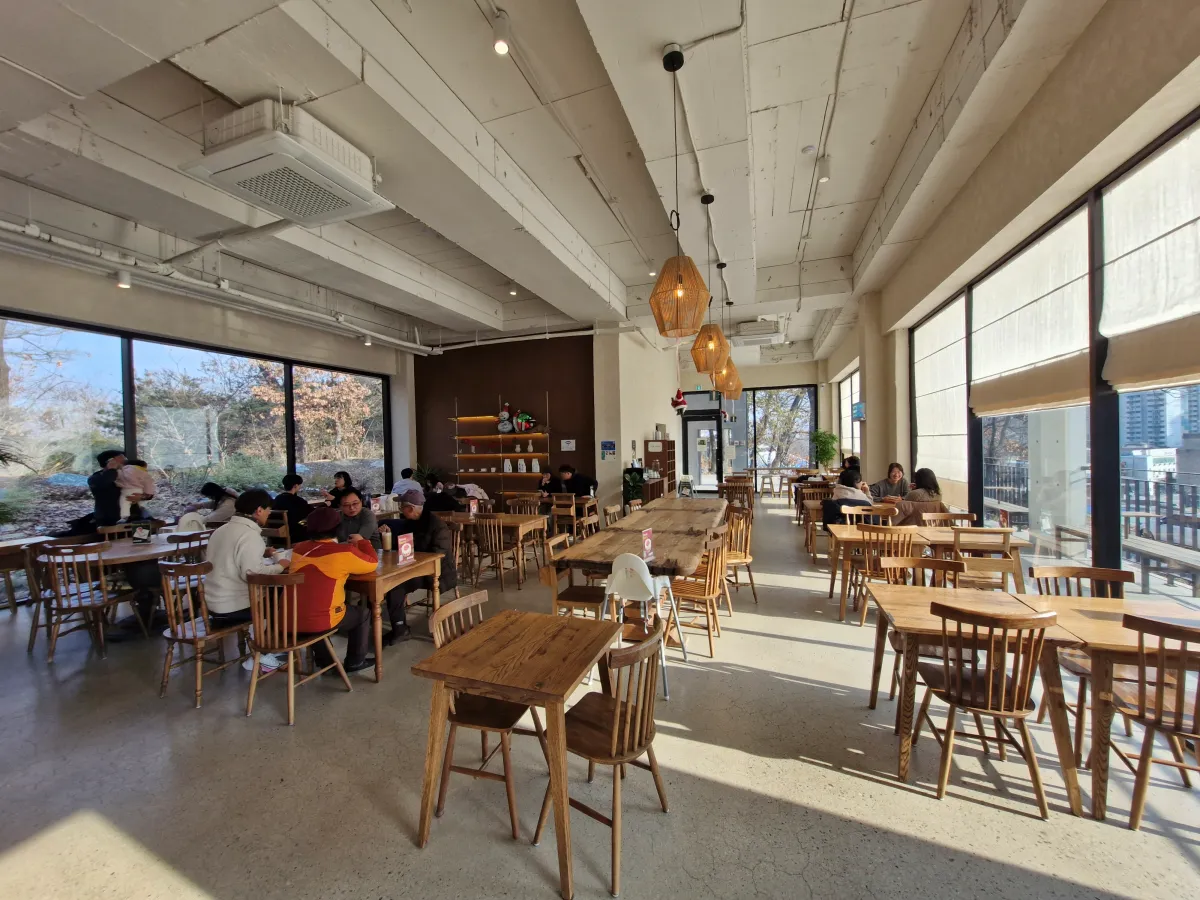 사람들이-가득차-있는-베이커리카페-내부