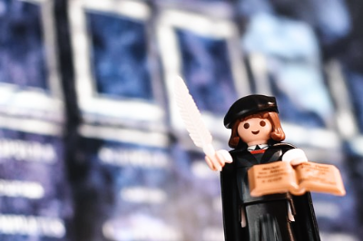 학사모를 쓴 인형