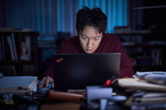 배우 손석구가 영화 &#39;댓글부대&#39;(감독 안국진)에서 열연하고 있다. [사진=㈜에이스메이커무비웍스]