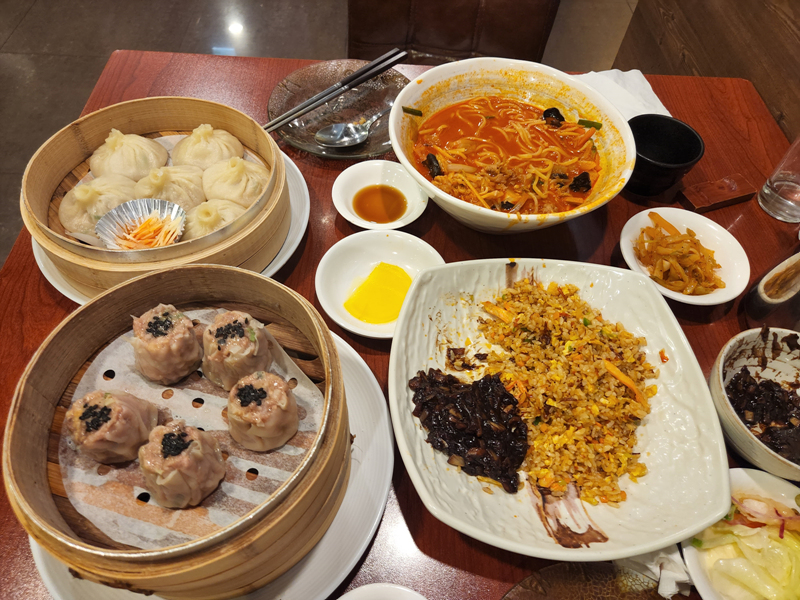 상위에_차려진_볶음밥과_짬뽕과_딤섬들