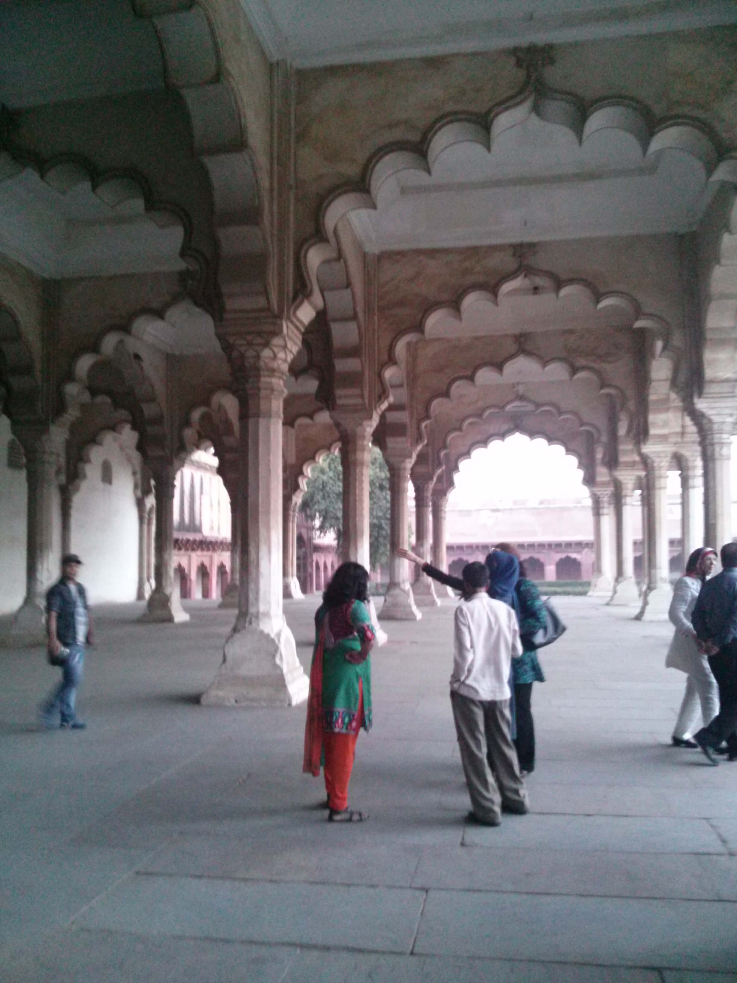 아그라 성 무사만 버지 내부의 화려한 꽃무늬 상감 세공이 된 하얀 대리석 기둥과 회랑 전경