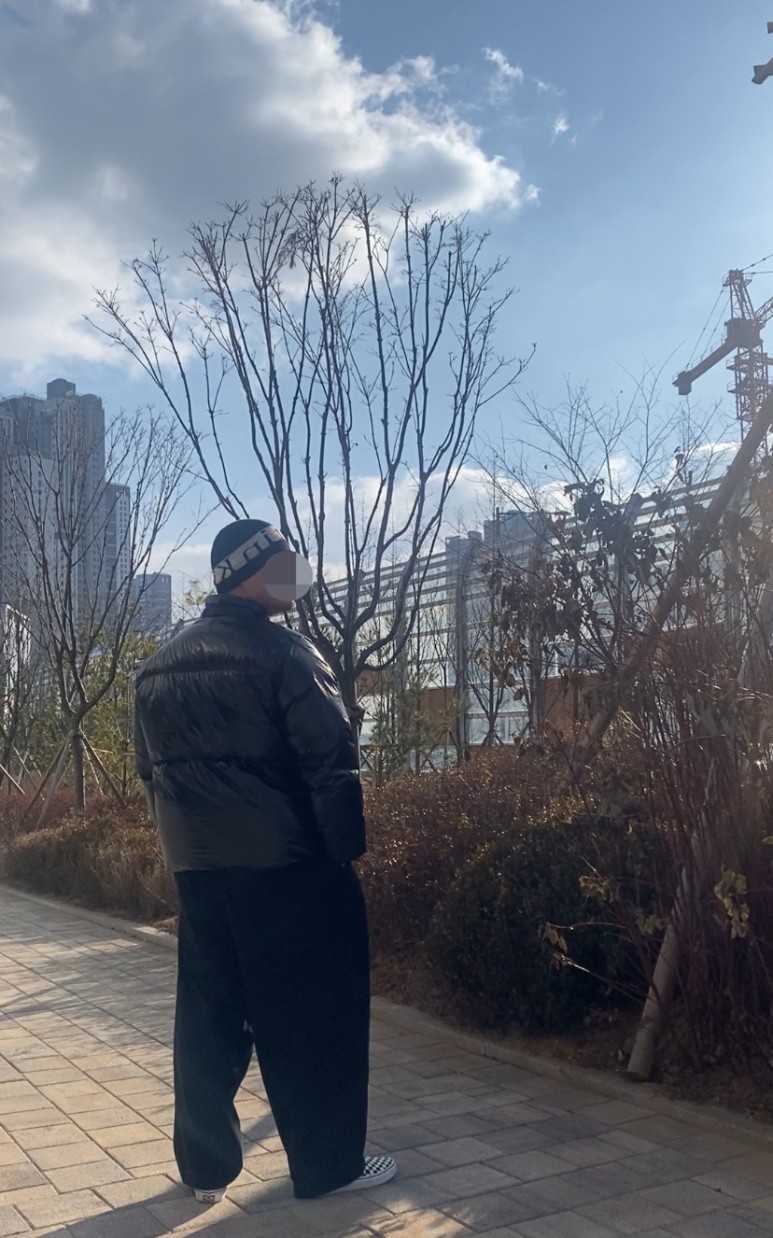 데일리룩(2024. 1. 28.) matin kim 마뗑킴 비니 머모자, matin kim 마뗑킴 점퍼 아우터패딩 유광패딩 숏패딩, 무신사스탠다드 무신사벌룬팬츠, 반스 체커보보드