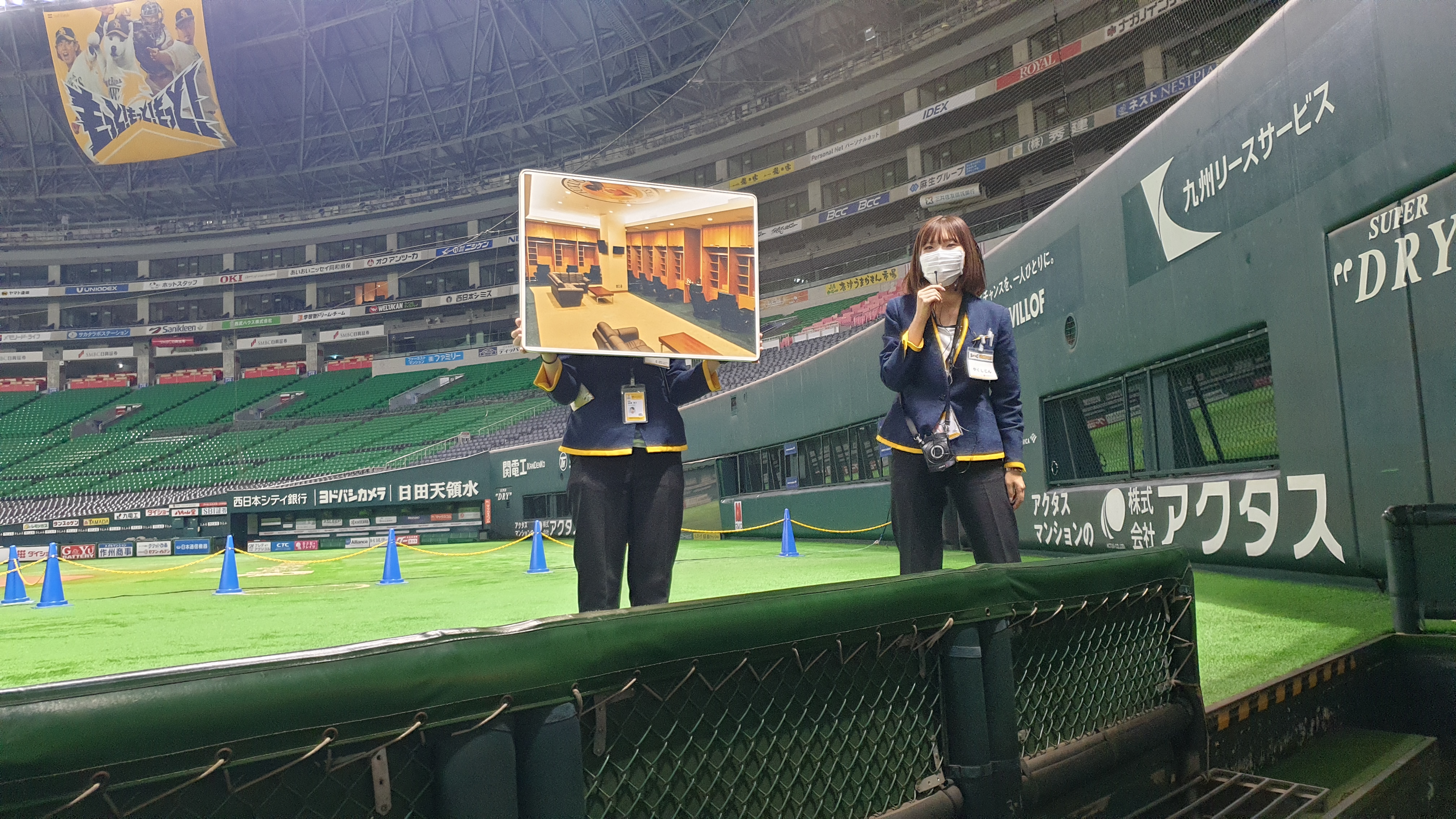 야구장 투어 프로그램 안내원들의 설명