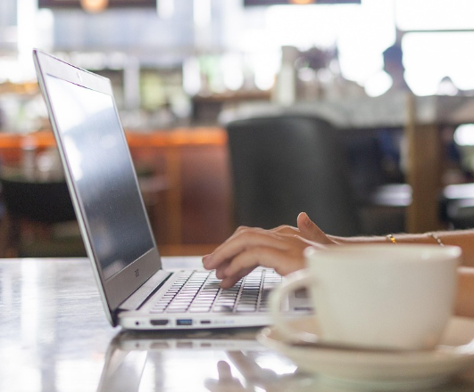 컴퓨터로 작업하는 사진