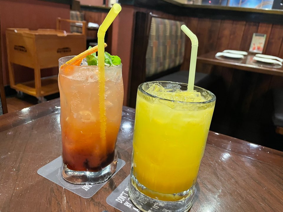블랙티 자몽 스파클링과 오렌지 에이드