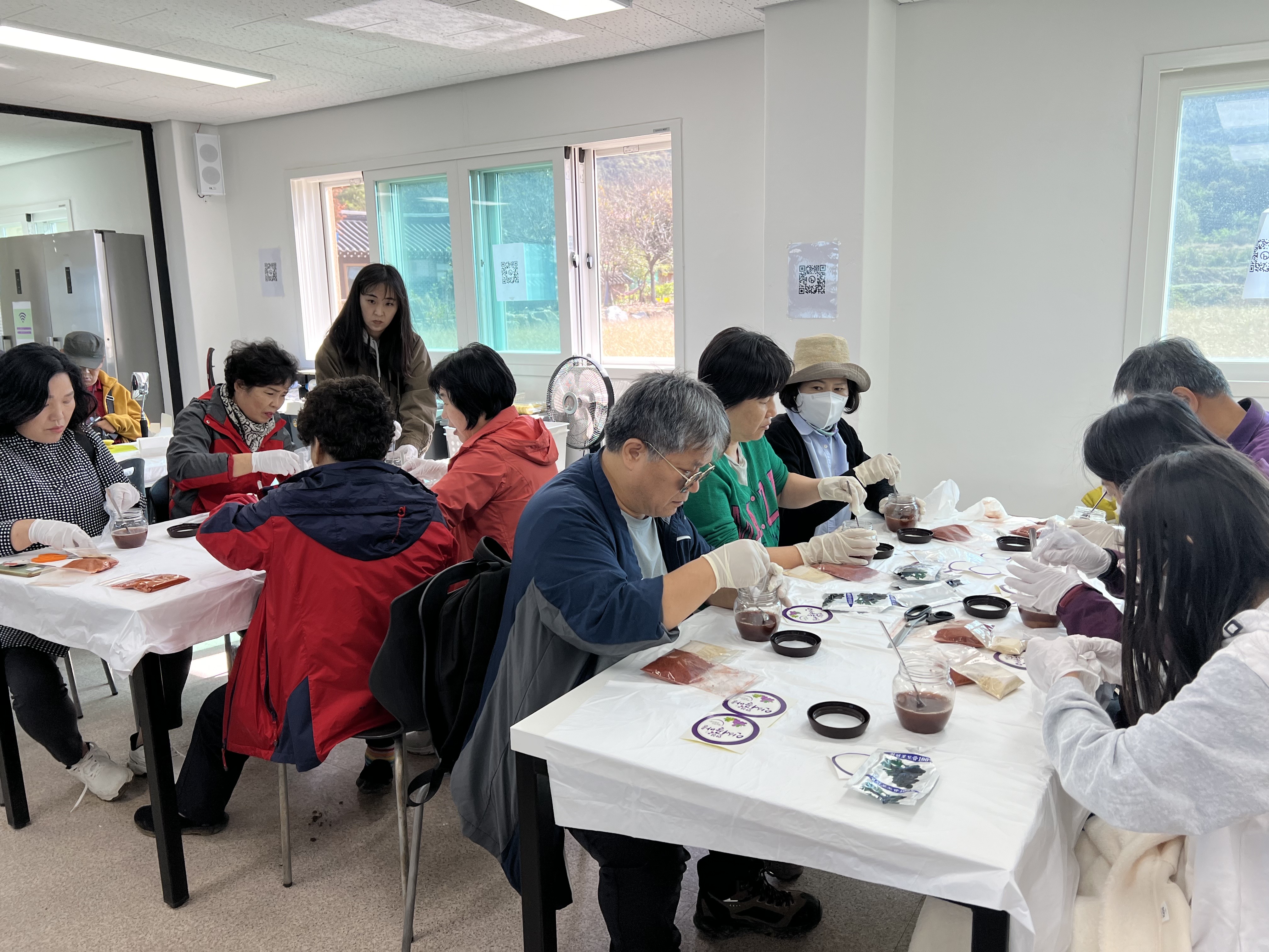 사진설명: 포도 고추장을 만들고 있는 회원들 모습