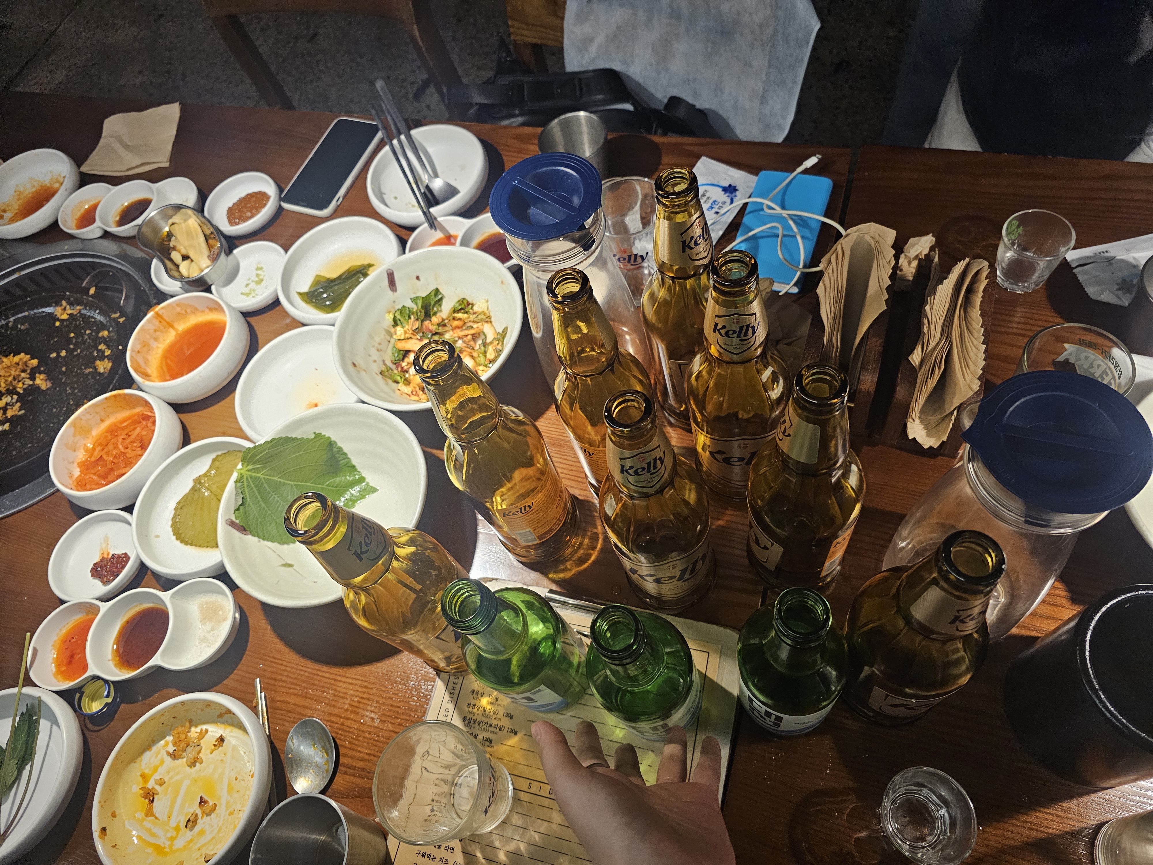 먹은 술병으로 만든 볼링핀 대열