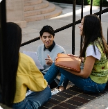 캠퍼스에서 토론 중인 대학생들