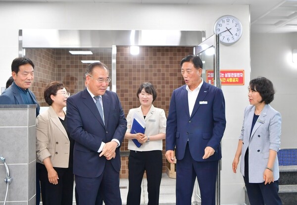 김한종 군수, "주민 건강과 소통의 장으로 사랑받길!"
