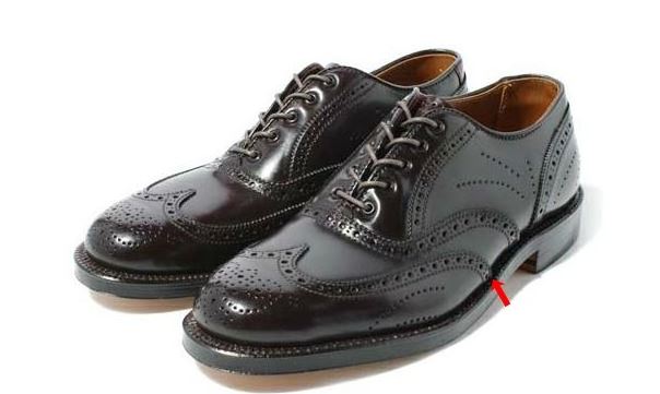 검은색 윙티과 통풍용 구멍 강조 사진