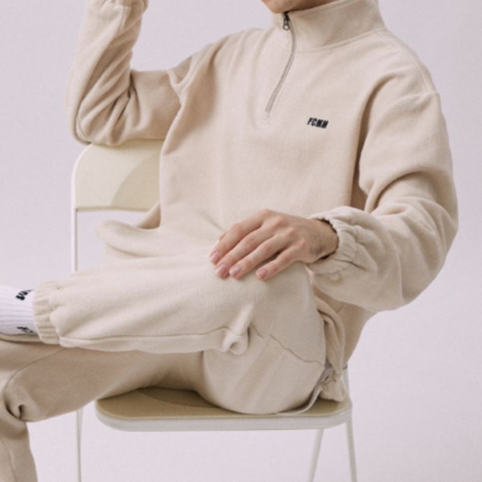 FCMM-클럽-플리스-하프-집업-샌드베이지-색상-사진