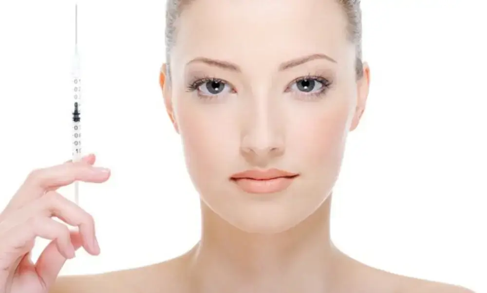 주사를 들고있는 여자