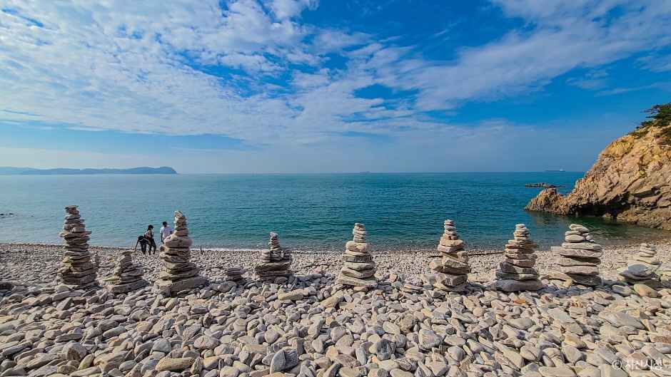 황금산 몽돌해변