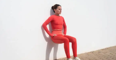 벽 스쿼트 이미지사진