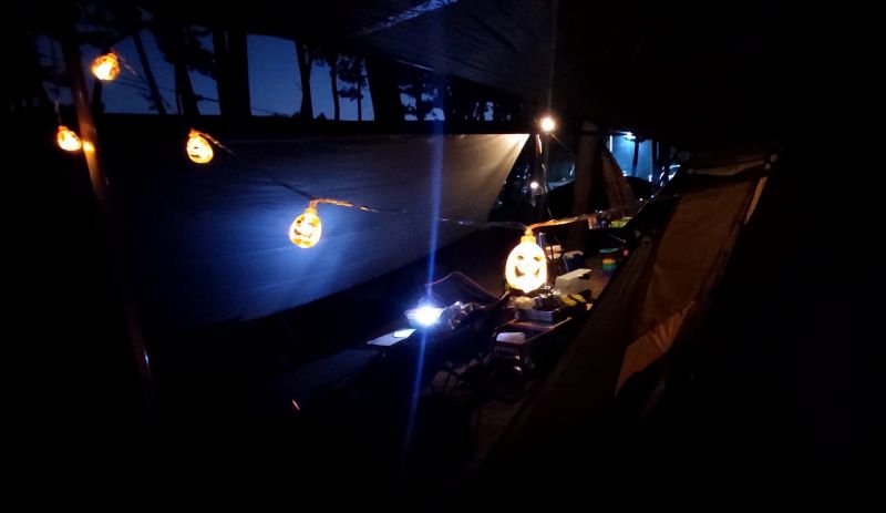 호박 조명과 뒤로 보이는 우리 사이트