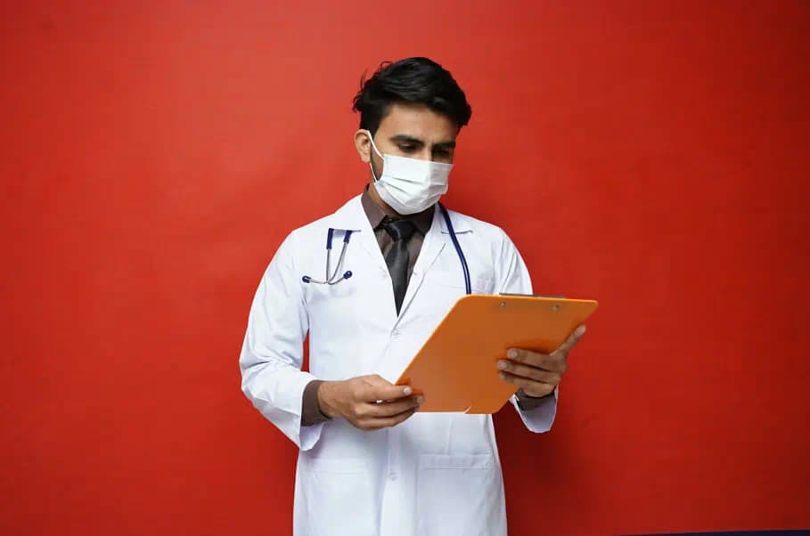 대상포진에 대해 고민하는 남의사