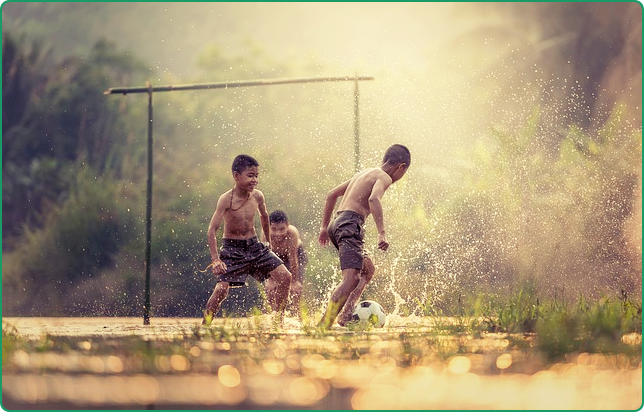 아이들이 축구하는 모습