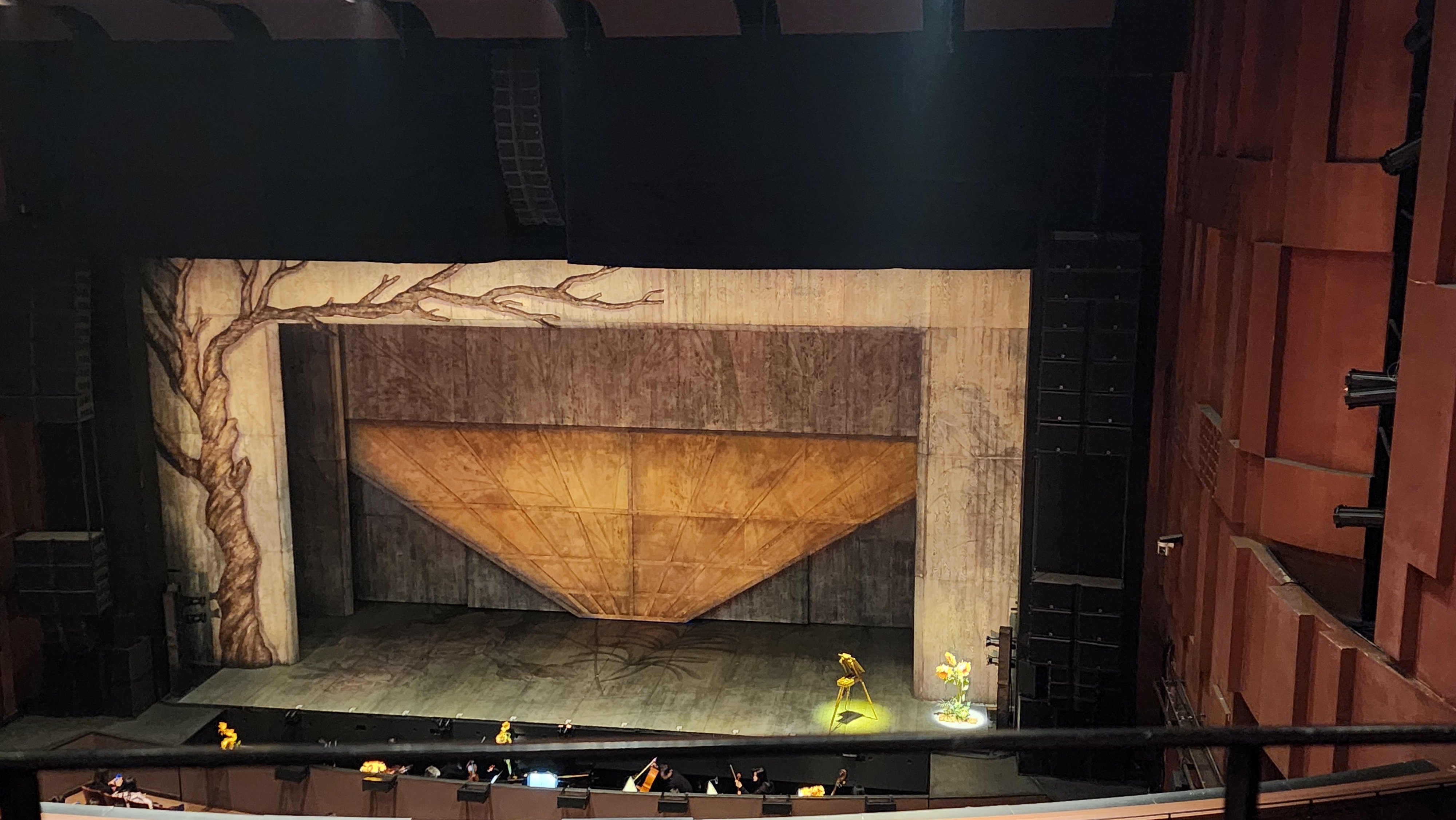 디큐브 아트센터 객석 2층 오른쪽 블럭 9열에서 찍은 시야 사진
2층 난간에 무대 앞 쪽이 걸려서 시야에 방해가 됨