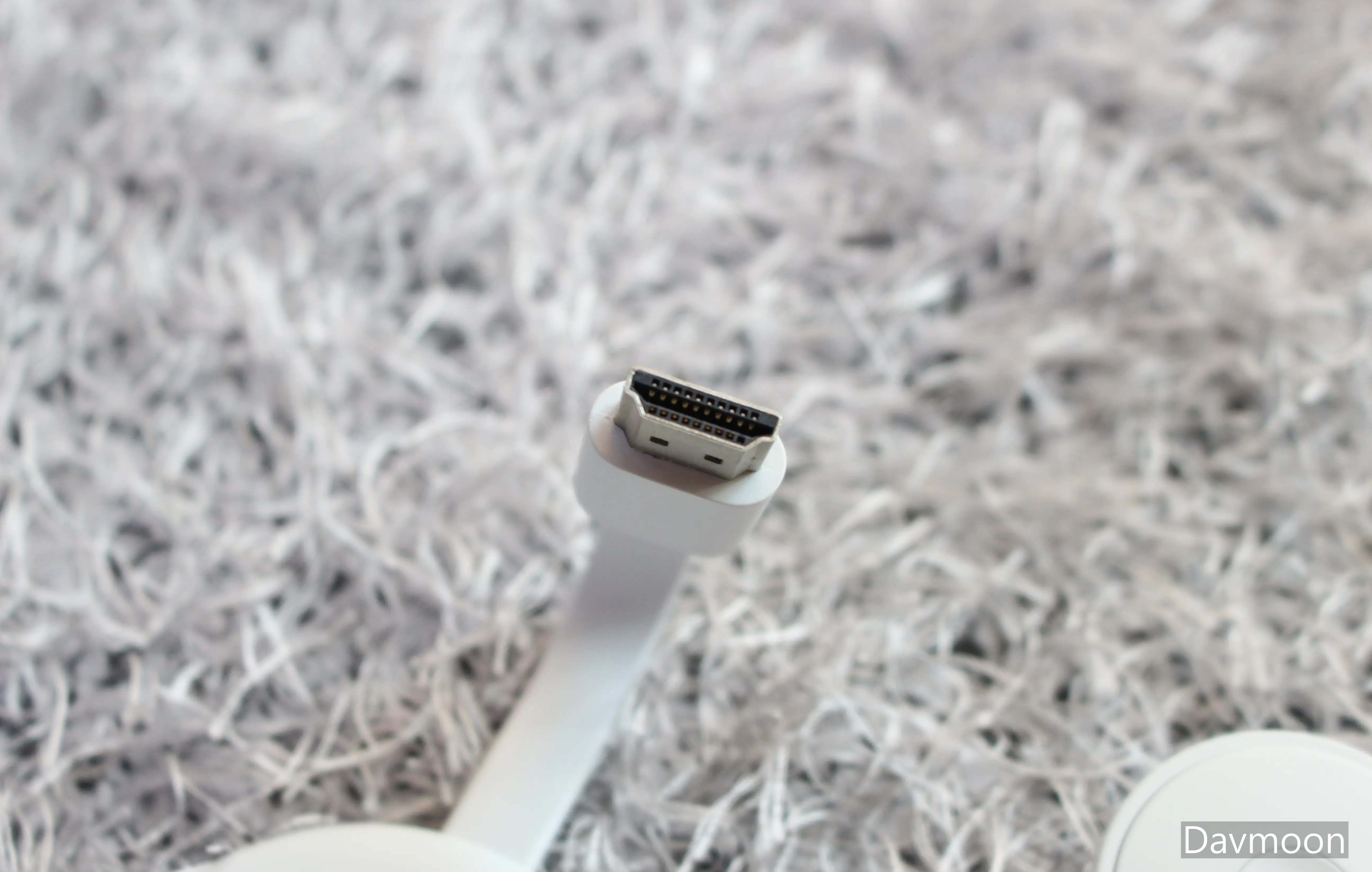 크롬캐스트4 본체와 연결된 hdmi 단자