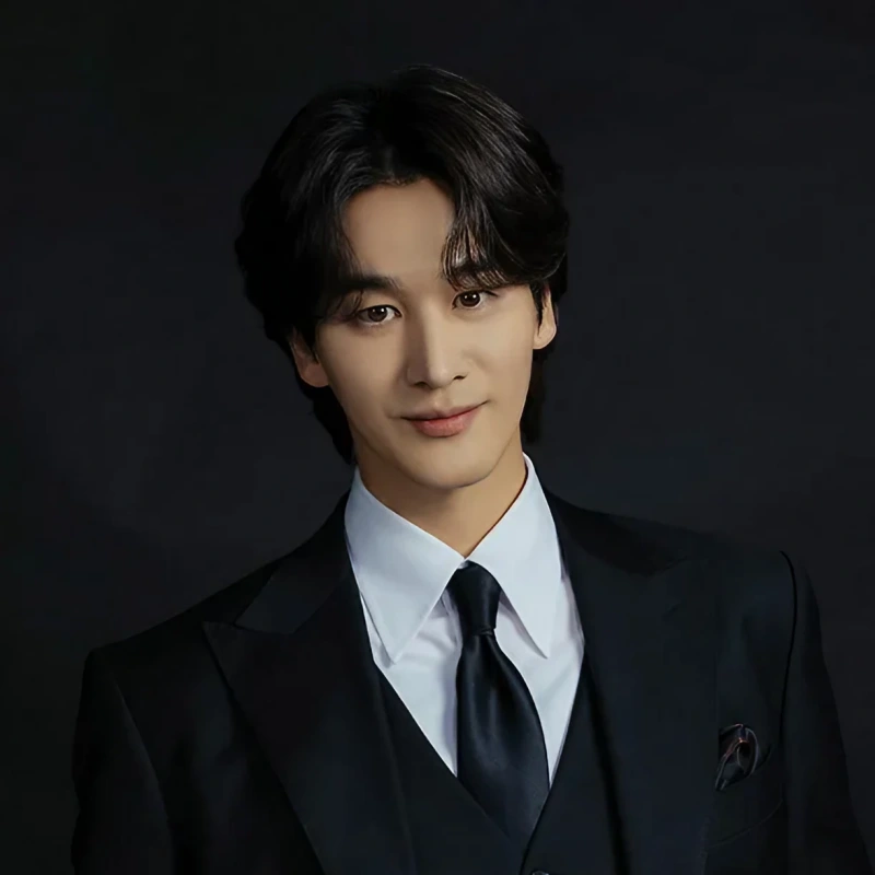 피도 눈물도 없이에서 가운데 가르마 스타일의 백성윤을 연기하는 배우 오창석
