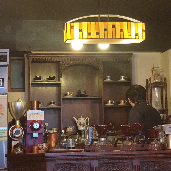 망원 카페 커피 하우스 마이샤: 부드러운 강배전 커피를 즐길 수 있는 곳_추출 공간