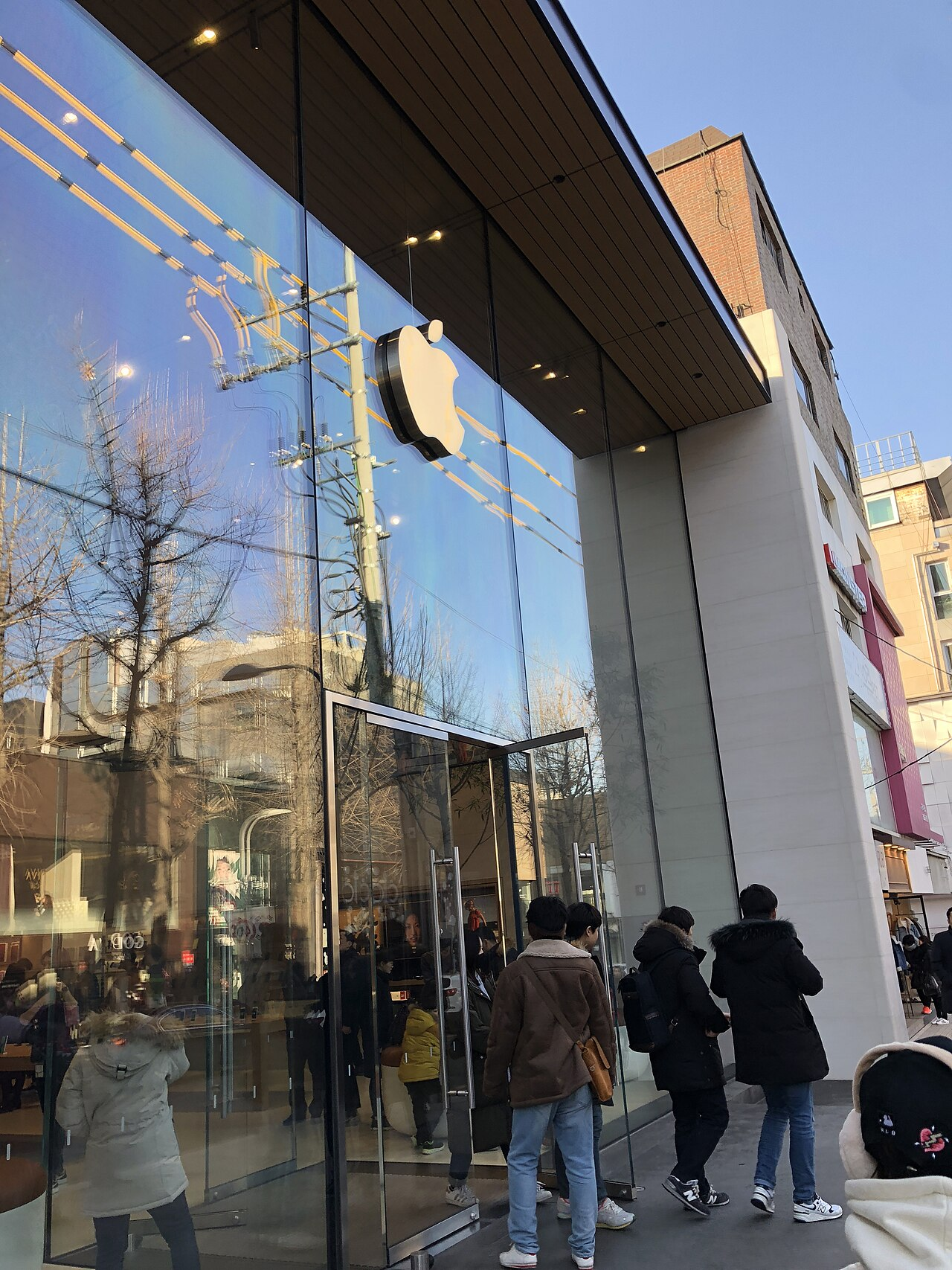서울 신사동 가로수길에 있는 Apple 가로수길 매장 외관, 2018년 촬영 (사진: revi / Wikimedia Commons, CC BY 2.0 KR)