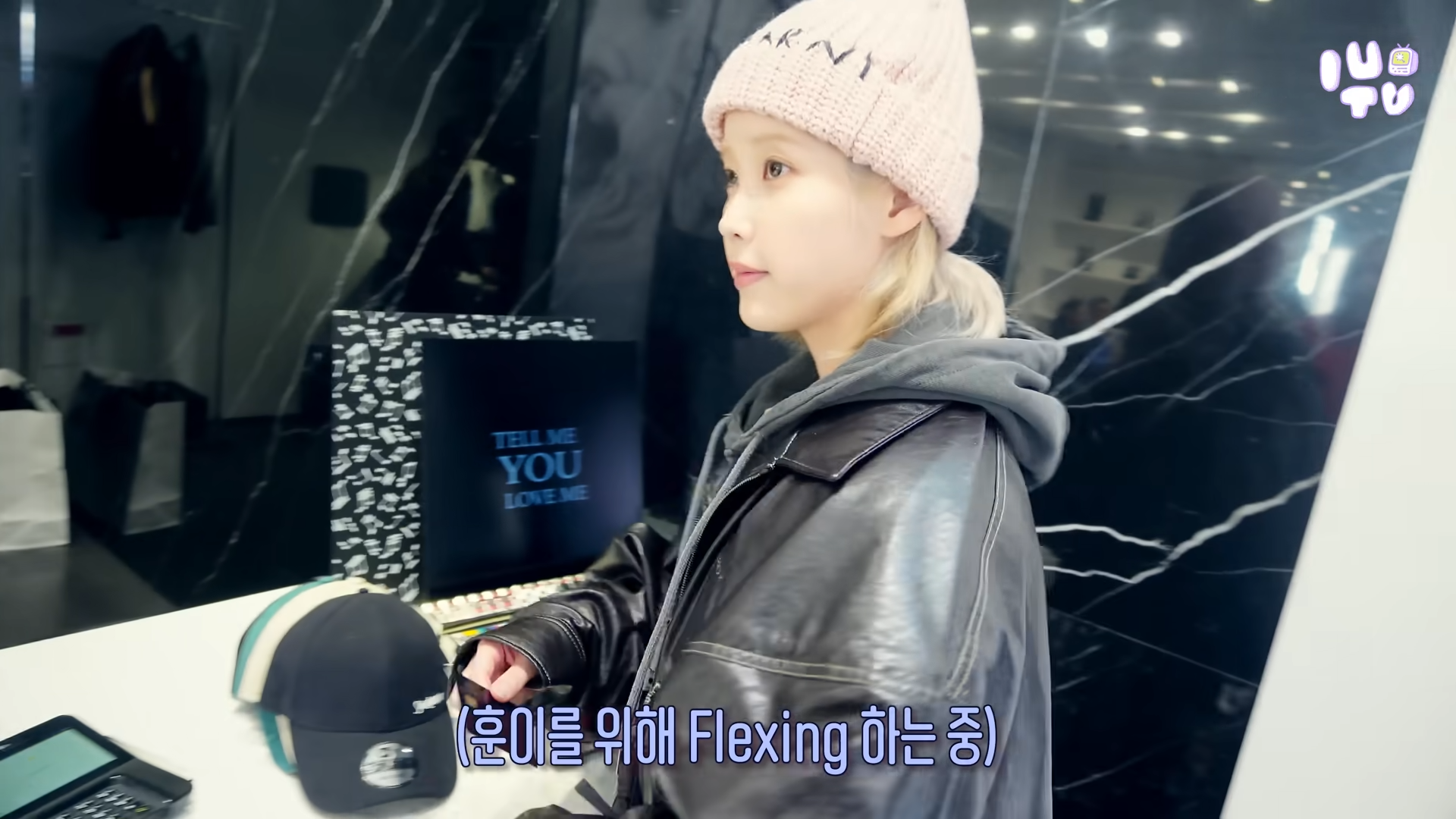 [IU TV] LA에서 동생 생일선물🎁 사주기 vlog 편에서 투체어스 카드를 사용하는 아이유